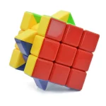 Buntes 3D-Würfelpuzzle mit farbigen Kunststoffblöcken, ideal für Spiel und Dekoration.
