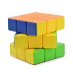Buntes 3D-Würfelpuzzle aus Kunststoff, bestehend aus blauen, gelben und grünen Teilen, ideal für wissenschaftliche Dekorationen und Lernspiele.