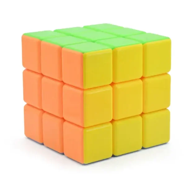 Bunter 3x3-Würfelpuzzle mit grünen, gelben und orangefarbenen Seiten, ideal für Geduld und logisches Denken.