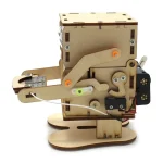 Holzmechanischer Roboter mit beweglichen Armen und Zahnrädern, ideal für Wissenschafts- und Dekorationszwecke.