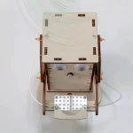 Detailliertes Holz-Wissenschaftsmodell mit beweglichen Teilen und Messskalen, ideal für Bildung und Dekoration.