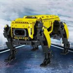 Detaillierter LEGO-Roboter mit vier Beinen, gelber und schwarzer Farbgestaltung, auf einer futuristischen Plattform.
