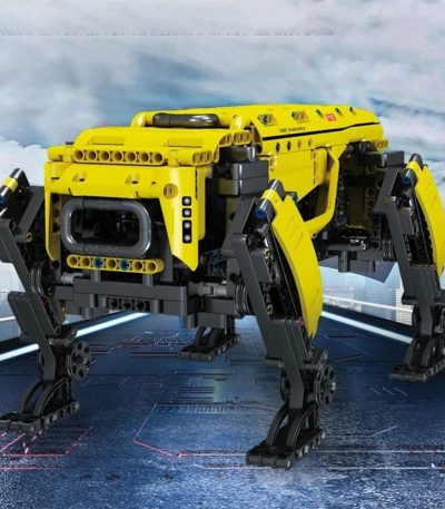 Detaillierter LEGO-Roboter mit vier Beinen, gelber und schwarzer Farbgestaltung, auf einer futuristischen Plattform.