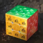 Kreativer Würfel mit chemischen Elementen des Periodensystems, ideal für Wissenschaftsdekorationen und Lernspiele.