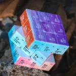 Dekoratives Periodensystem der Elemente aus bunten Würfeln, ideal für Wissenschafts- und Chemieliebhaber, perfekt als Geschenk oder Raumdekoration.