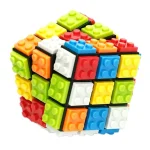 Bunter 3D-Würfel aus Bausteinen, zusammengesetzt aus verschiedenen Farben, als wissenschaftliches Spielzeug oder Dekoration.