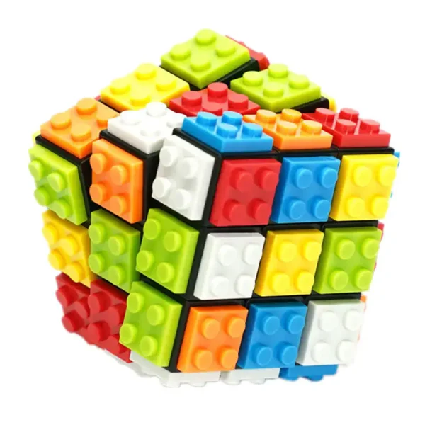 Bunter 3D-Würfel aus Bausteinen, zusammengesetzt aus verschiedenen Farben, als wissenschaftliches Spielzeug oder Dekoration.