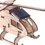 Detailliertes Holzmodell eines kleinen Hubschraubers mit Solarzelle auf dem Dach, ideal für Wissenschafts- und Dekorationszwecke.