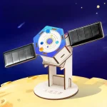 Detailliertes Sonnensystem-Modell mit Planeten und Sonnen, ideal für Bildung und Dekoration, auf einem gelben Hintergrund mit Sternen.