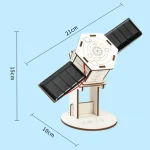 Satellitenmodell mit Solarzellen, ideal als wissenschaftliche Dekoration oder Lehrmaterial, misst 21 cm in der Länge, 15 cm in der Höhe und 10 cm in der Breite, auf einem Standfuß.