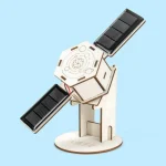 Holzmodell einer Raumsonde mit Solarpanelen, ideal für Wissenschafts- und Dekorationszwecke.