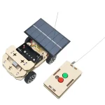 Solarbetriebener Roboter mit Fernsteuerung, ausgestattet mit Solarpanel und Fernbedienung, ideal für Wissenschafts- und Technikprojekte.