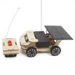Holzroboter mit Solarpanel, Fernsteuerung und Antenne, umweltfreundliches DIY-Bastelset für Wissenschafts- und Technikliebhaber.