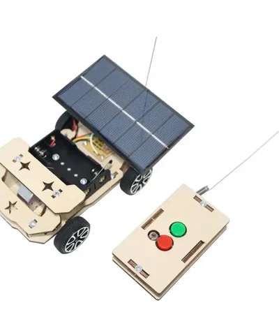 Solarbetriebener Roboter mit Fernsteuerung, ausgestattet mit Solarpanel und Fernbedienung, ideal für Wissenschafts- und Technikprojekte.