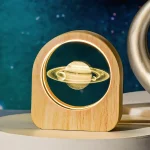Dekoratives Saturn-Modell mit LED-Beleuchtung auf Holzsockel, ideal für Wissenschafts- und Raumfahrtdekorationen.