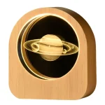 Holzmodell des Sonnensystems mit leuchtenden Planetenringen, ideal für Wissenschaftsdekorationen und Lernzwecke.
