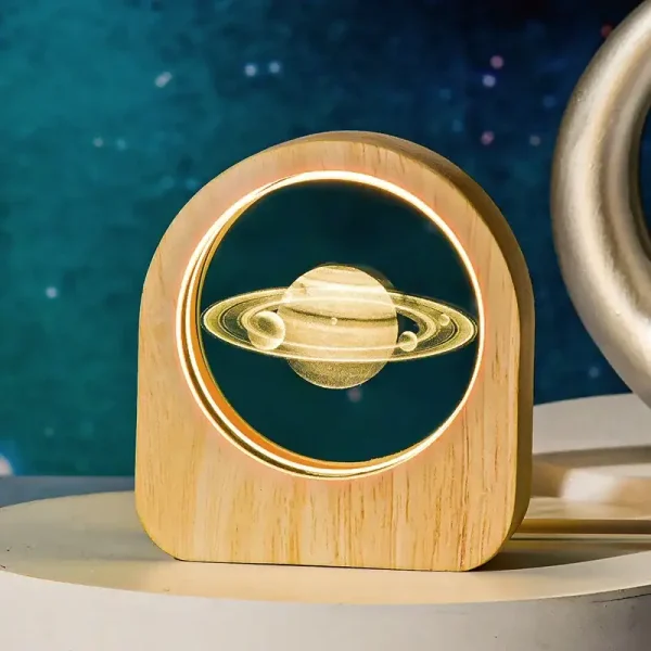 Dekoratives Saturn-Modell mit LED-Beleuchtung auf Holzsockel, ideal für Wissenschafts- und Raumfahrtdekorationen.