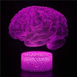 Leuchtende Neonpink-Gehirnskulptur auf schwarzem Hintergrund, inspiriert von wissenschaftlicher Kunst und neuronaler Struktur.