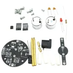 Verschiedene elektronische Komponenten und Bauteile für Wissenschafts- und Technikprojekte, inklusive Leiterplatten, Sensoren, Widerstände und Verbindungselemente.