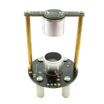 Wissenschaftlicher Hochspannungs-Generator mit Metall- und Kupferkomponenten, ideal für physikalische Experimente und Bildungszwecke.