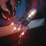 Kreative Raumfahrt-Raketenlampe aus alten Rohren und Glühbirnen, ideal als Dekoration für Science-Fans und Wissenschaftsliebhaber.