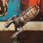Wissenschaftliches Modell eines Himmelskörpers aus Glas und Metall, ideal für Dekoration und Bildung.