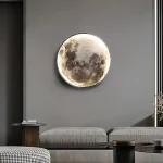 Moderne Wandlampe in Mondform, ideal für wissenschaftliche oder dekorative Raumgestaltung, beleuchtet sanft und schafft eine faszinierende Atmosphäre.