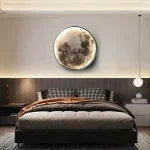 Wandlampe in Mondphasen-Design, ideal für moderne Schlafzimmerdekoration.