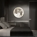 Realistische Mondphasen-Lampe an der Wand im modernen Schlafzimmer, schafft eine ruhige Atmosphäre.