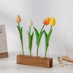 Dekorative Tulpen aus Holz mit bunten Blüten in einer Holzbasis, ideal für wissenschaftliche oder dekorative Zwecke.
