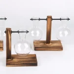 Dekorativer wissenschaftlicher Versuchsaufbau mit drei Glasflaschen auf Holzständern, ideal für Science-Gadgets und Dekorationen.