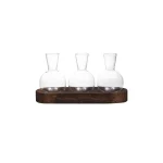 Drei leere Glasgefäße auf einer Holzplatte, ideal für wissenschaftliche Experimente und Dekoration.