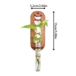 Dekoratives wissenschaftliches Blumenarrangement in einem Reagenzglas, befestigt an einer Holzhalterung mit lachendem Gesicht, ideal für wissenschaftliche oder dekorative Zwecke.