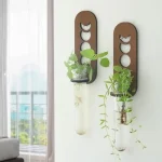 Dekorative Blumenampeln aus Glas mit Holzhalterung, ideal für Pflanzen im Innenbereich, modernes Design, nachhaltige Dekoration, natürliche Raumgestaltung.