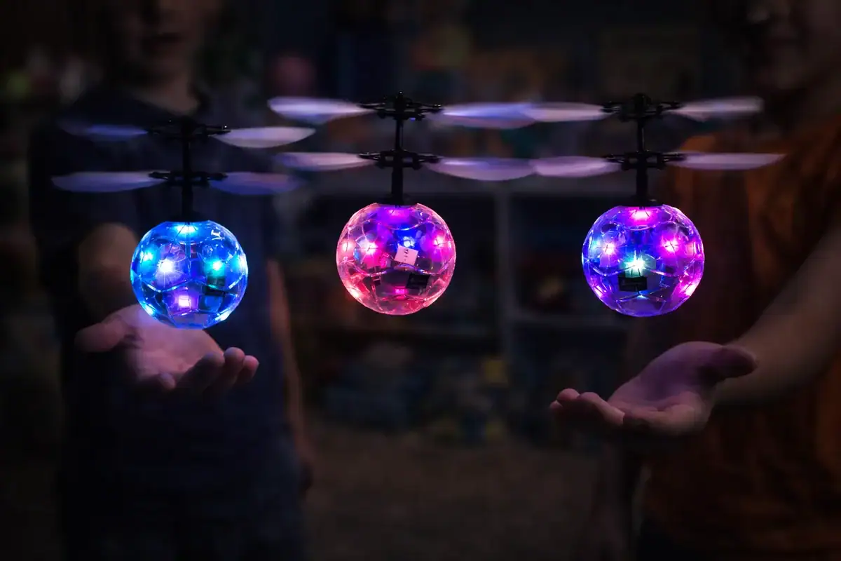 Wissenschaftliche Pendel mit bunten LED-Kugeln.