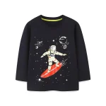 Kinder-T-Shirt mit Astronauten-Design, das im Weltraum surft, mit Planeten und Sternen im Hintergrund. Perfekt für kleine Weltraumfans und Wissenschaftsbegeisterte.