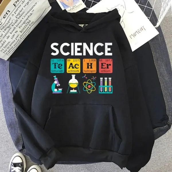 Kapuzenkleidung mit Symbolen der chemischen Elemente und dem Wort "SCIENCE" oben, repräsentiert die Leidenschaft für Chemie und Wissenschaft.