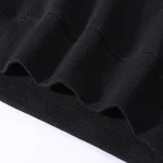 Detail eines schwarzen Stoffes mit DNA-Motiv, perfekt für eine von Wissenschaft und Genetik inspirierte Dekoration.