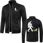 Schwarze Jacke mit Astronauten-Print auf Vorder- und Rückseite, ideal für Science-Fiction-Fans und Weltraum-Enthusiasten. Hochwertiges Material, bequemer Schnitt, perfekt für Freizeit und Cosplay.