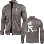 Graue Fleecejacke mit wissenschaftlichem Logo eines Astronauten und eines Hundes, ideal für Outdoor- oder Freizeitaktivitäten.