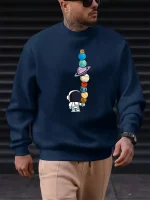Modischer dunkelblauer Pullover mit buntem Planeten- und Astronauten-Design, ideal für Science-Fans und trendige Streetwear.