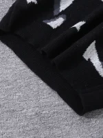 Schwarzer Pullover mit wissenschaftlichen Mustern in Grau und Weiß, perfekt für Wissenschafts- und modernes Designliebhaber.