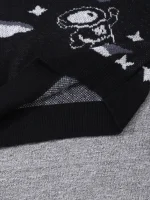 Detailaufnahme eines schwarzen Stoffes mit einem Raumfahrt-Design, das einen Astronauten und Sterne zeigt, ideal für wissenschaftliche Dekorationen und Modeaccessoires.