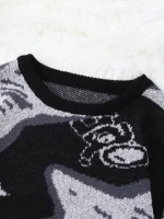 Pullover mit astronomischem Design, mit Galaxien- und Sternmotiven in Schwarz-, Grau- und Weißtönen auf einem weißen Plüschhintergrund.