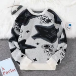Bequemer Hoodie mit Cartoon- und Sternmotiven in Schwarz, Weiß und Grau, ideal für Fans von lustigen und stilvollen Alltagskleidern.