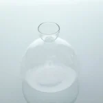 Transparente Glasflasche mit Wasser auf weißem Hintergrund, wissenschaftliches Dekor.