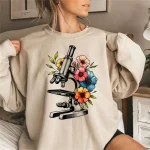 Mikroskop mit bunten Blumen für wissenschaftliche und botanische Dekoration. Perfekt für Wissenschafts- und Naturliebhaber, diese Illustration kombiniert Forschung und natürliche Schönheit.