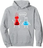 Cartoon-Blut und Flasche mit Gesichtern, die eine humorvolle Szene darstellen, auf einem grauen Hoodie.