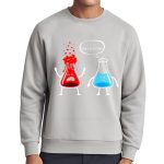 Lustiges Cartoon-Bild von einem wütenden Reagenzglas und einer lachenden Reagenzflasche, die miteinander sprechen, auf einem grauen Sweatshirt. Perfekt für Wissenschafts- und Dekorationsliebhaber.
