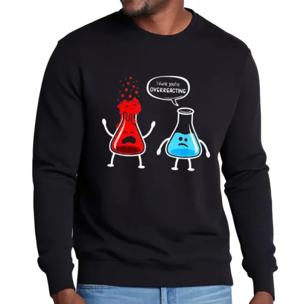 Schwarzes Sweatshirt mit Illustration von zwei anthropomorphisierten Chemieflaschen, eine wütend und die andere lachend, mit dem Text "Thank you’re OVERREACTING".